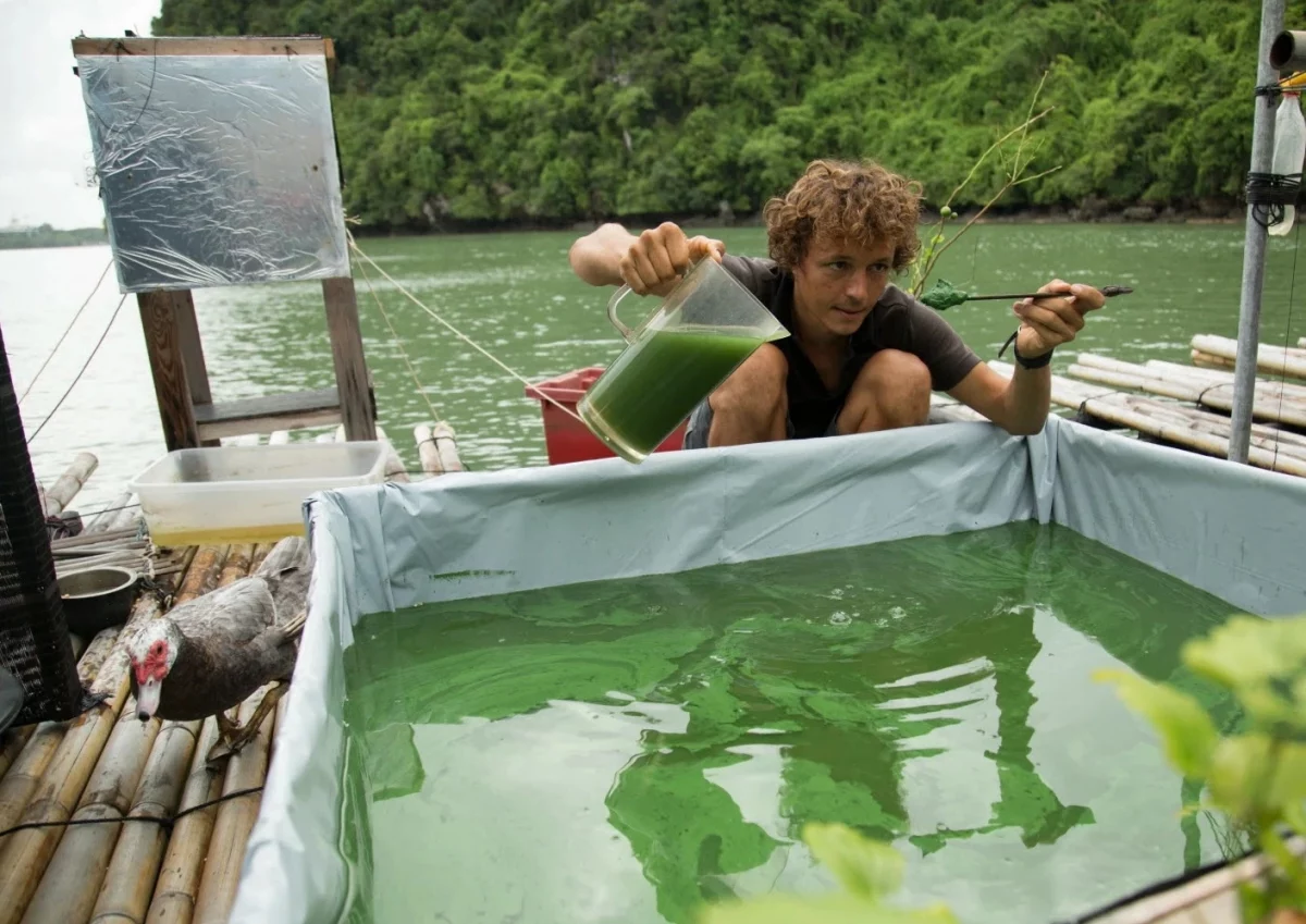 Corentin de Chatelperron qui travaille la spiruline sur sa biosphère