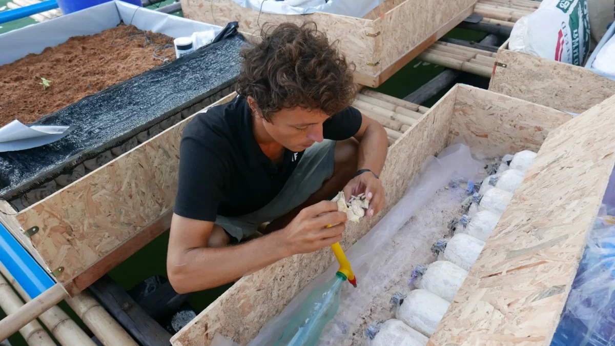 Corentin de Chatelperron qui travaille sur sa biosphère