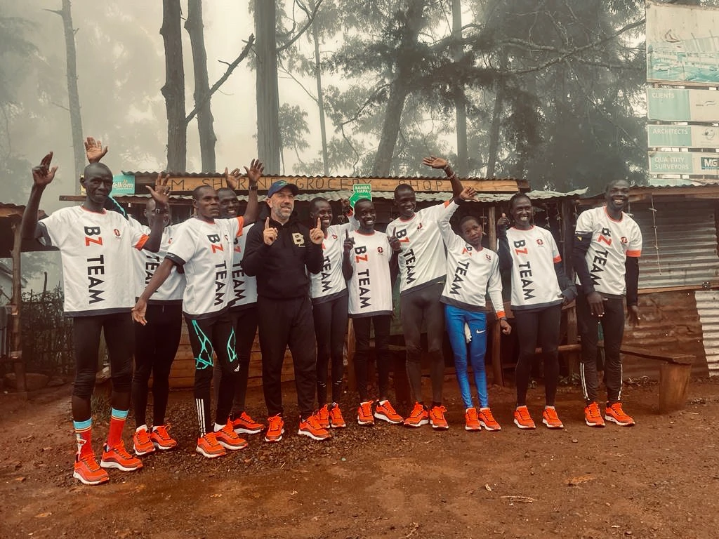 Coureurs kenyans de la Team BZ qui se font prendre en photo