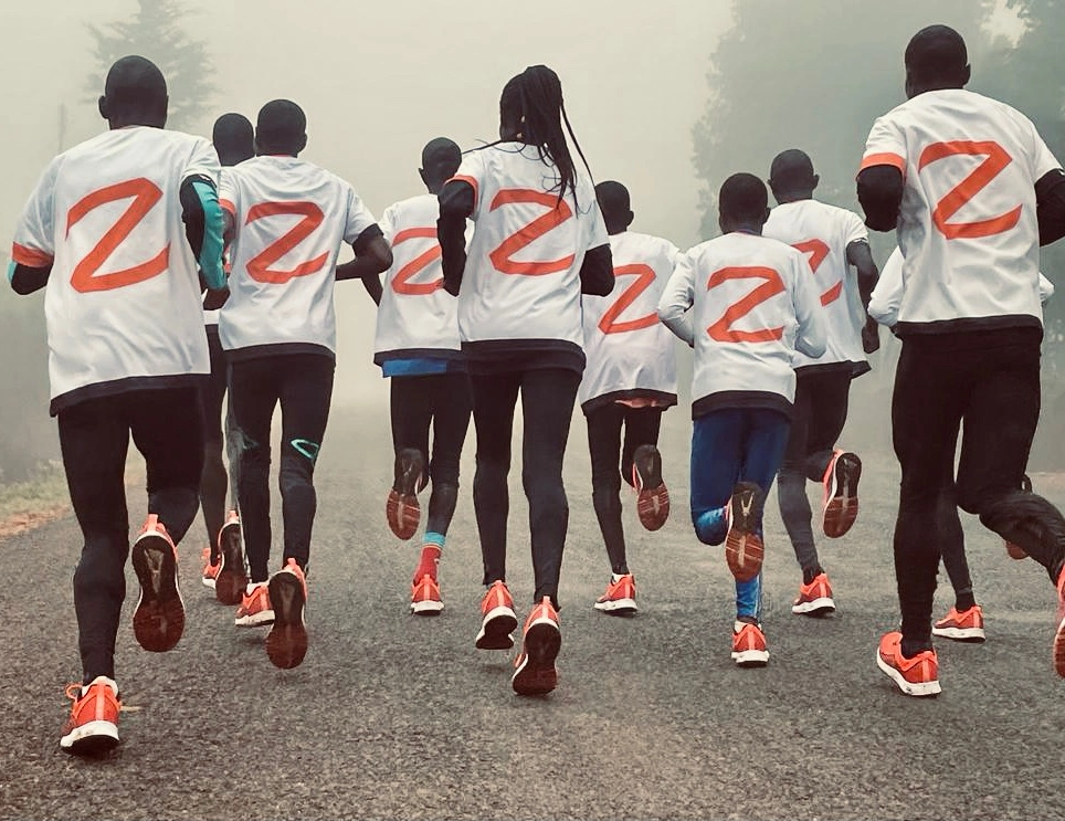 Coureurs Kenyans de la Team BZ qui s'échauffent