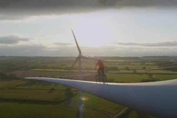 Danny MacAskill roule sur une sur une pale d'éolienne avec son vélo