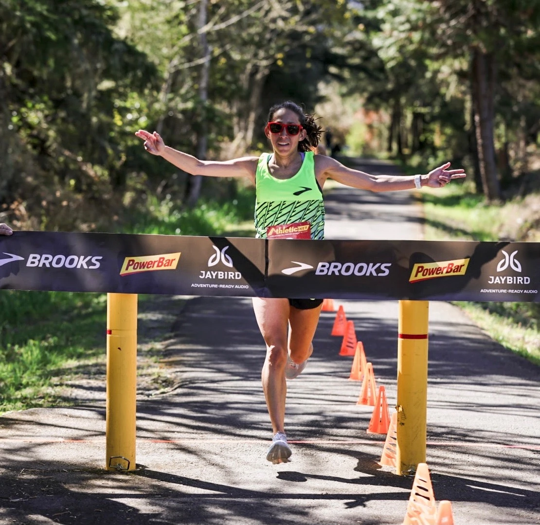 Desiree Linden franchit la ligne d'arrivée pour son record du 50km