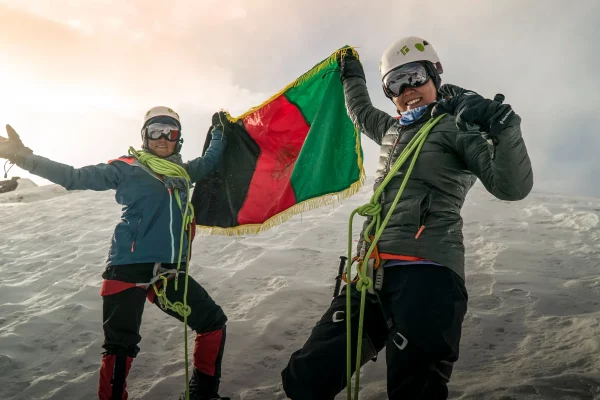 deux alpinistes afghanes en haute montagne
