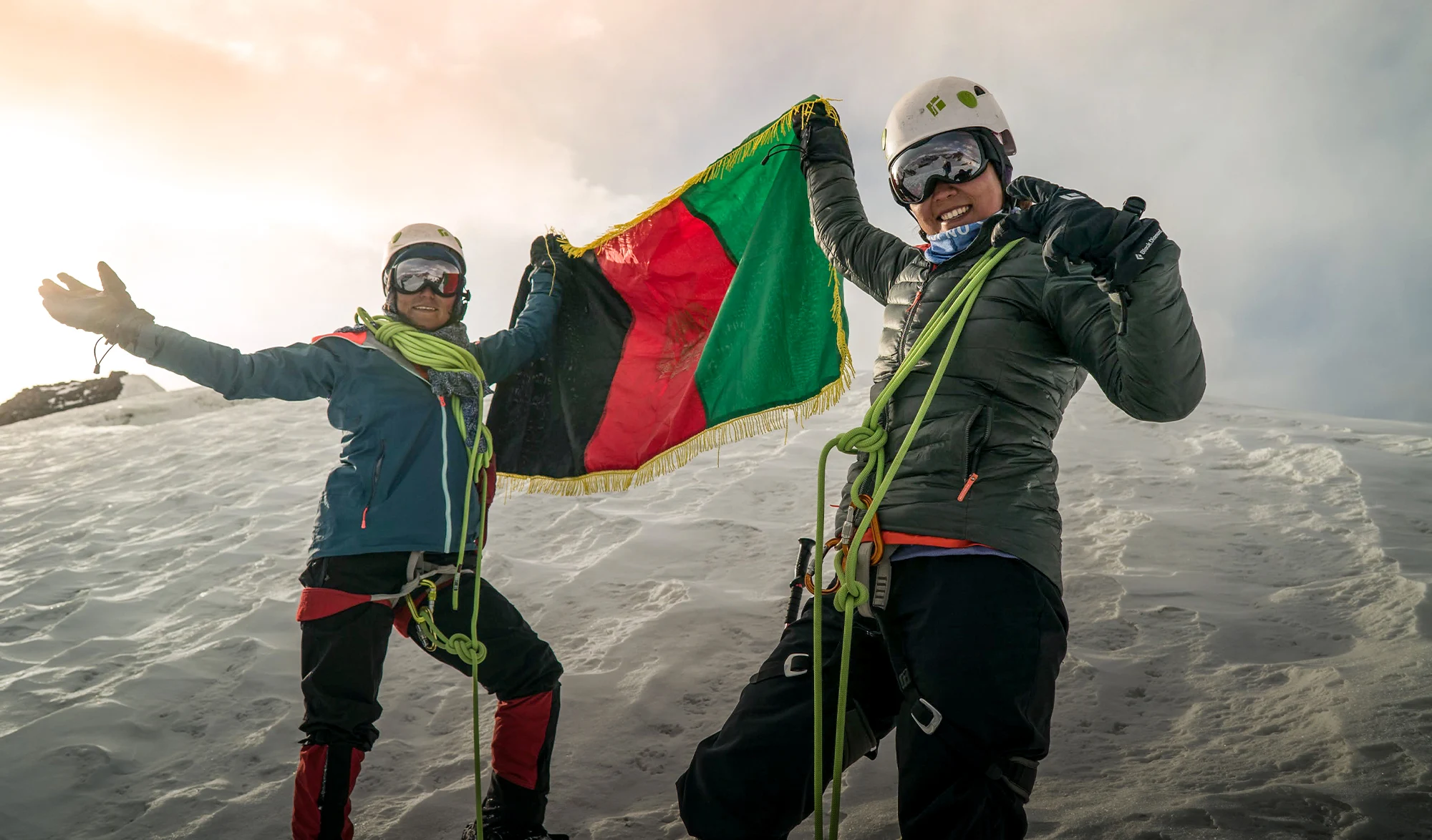 deux alpinistes afghanes en haute montagne