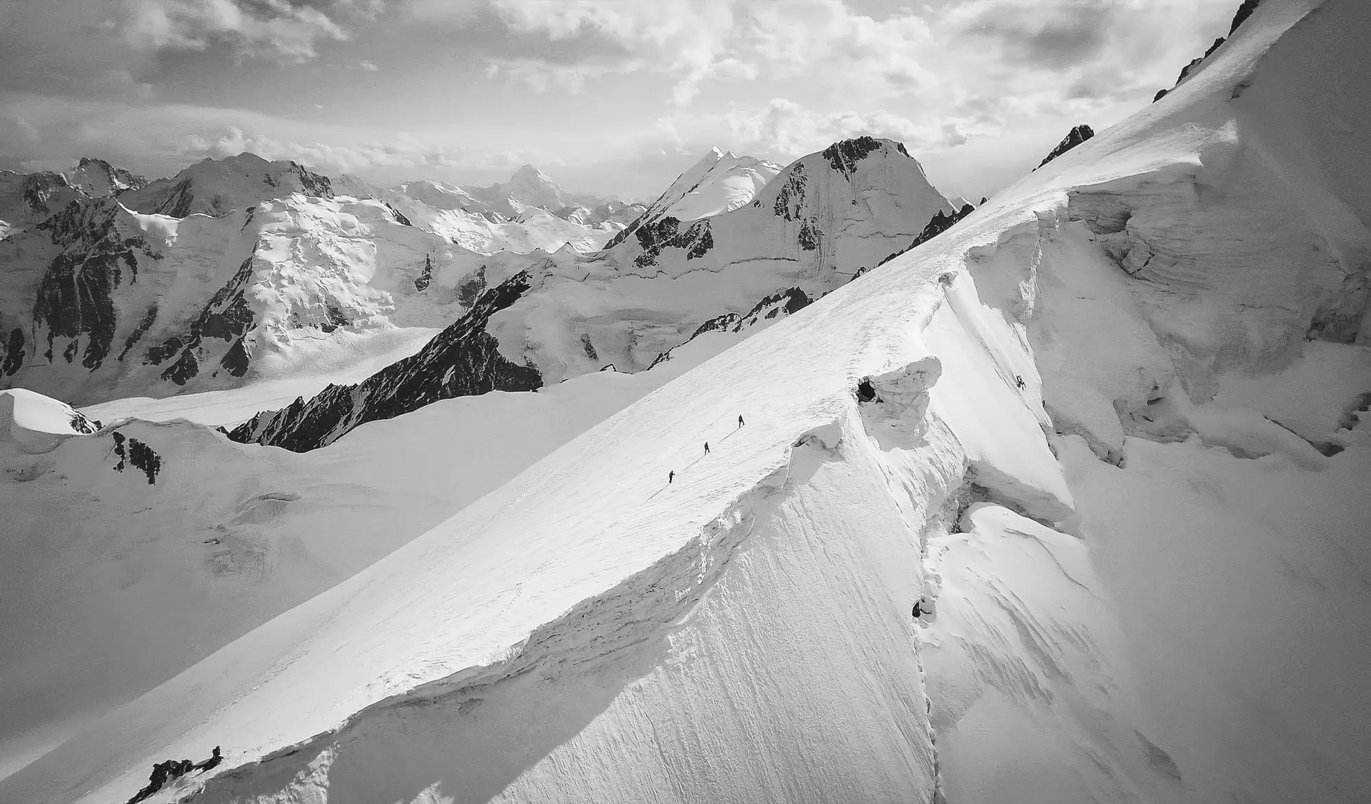 trois alpinistes afghanes en haute montagne