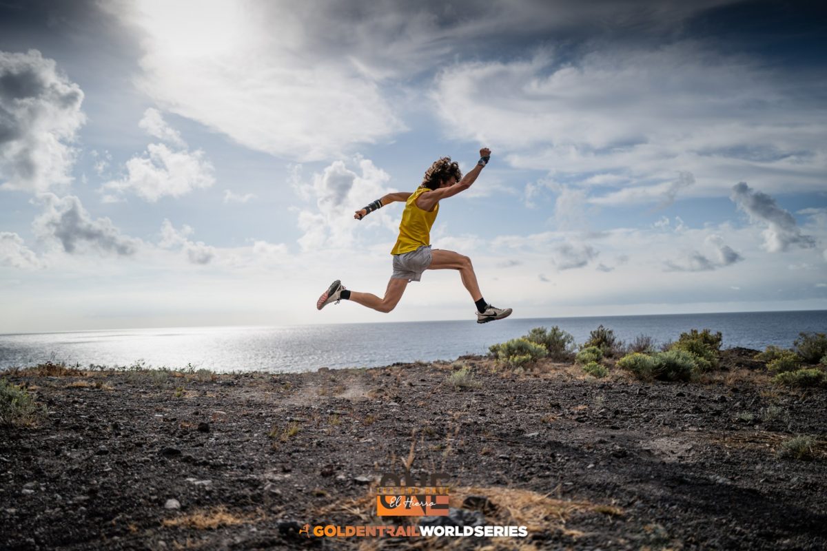 Coureur qui saute Finale Golden Trail World Series à El hierro