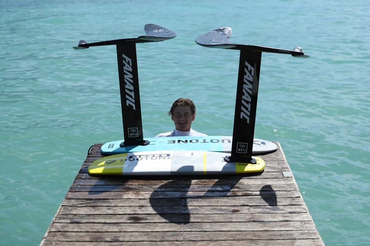 planches de foil sur un ponton du lac d'Annecy