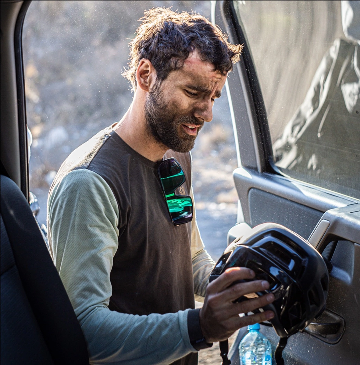 Kilian Bron au Mexique qui enlève son casque pour entrer dans la voiture