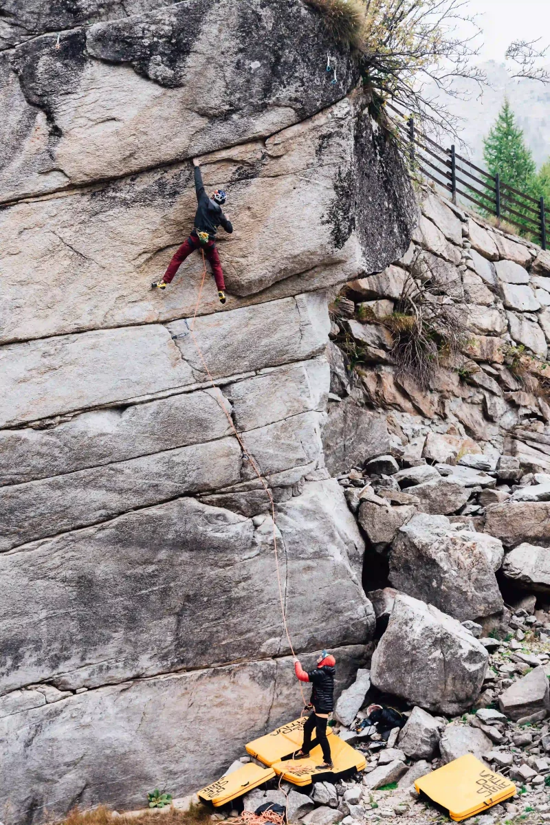 Alberto Gines Lopez escalade falaise Italie