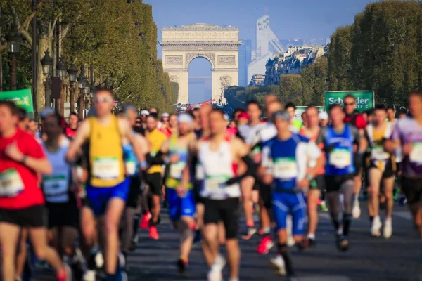 Marathon de Paris coureurs devant l'arc de triomphe