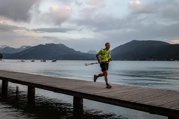 Coureur sur le ponton d'Annecy le Vieux Maxi Race