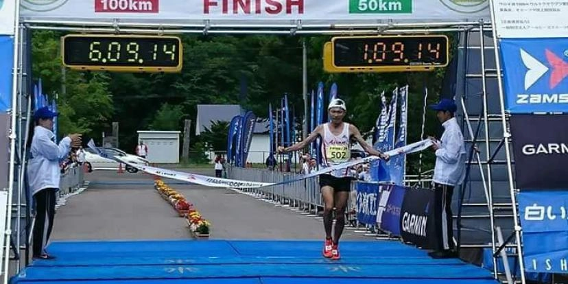 Nao Kazami franchit la ligne d'arrivée pour son record du 100km