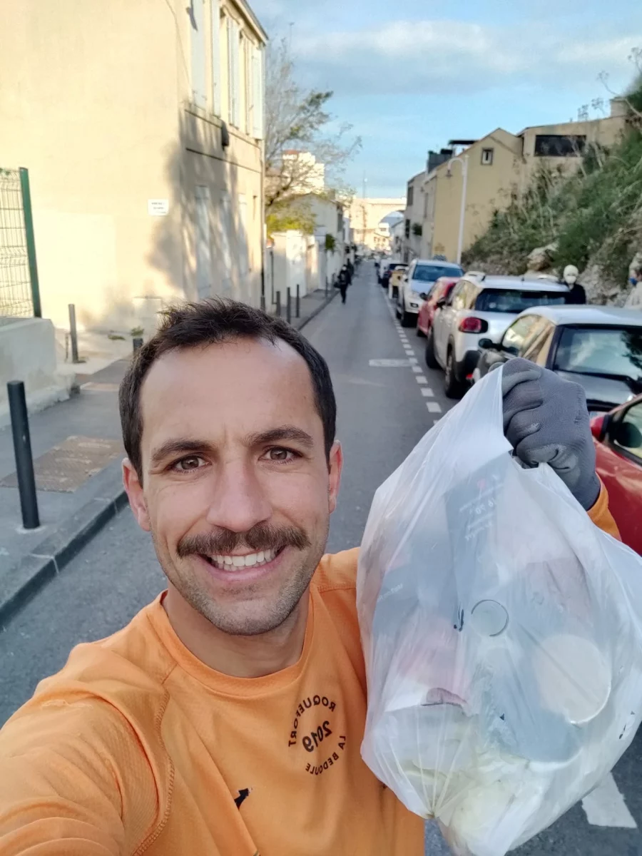 Benjamin De Molliens se prend en selfie après avoir ramassé des déchêts