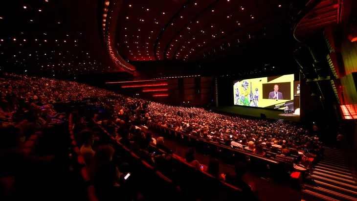 Cyclistes, journalistes et fans se sont rassemblés jeudi dernier pour l'annonce du parcours du Tour de France 2022 à Paris.