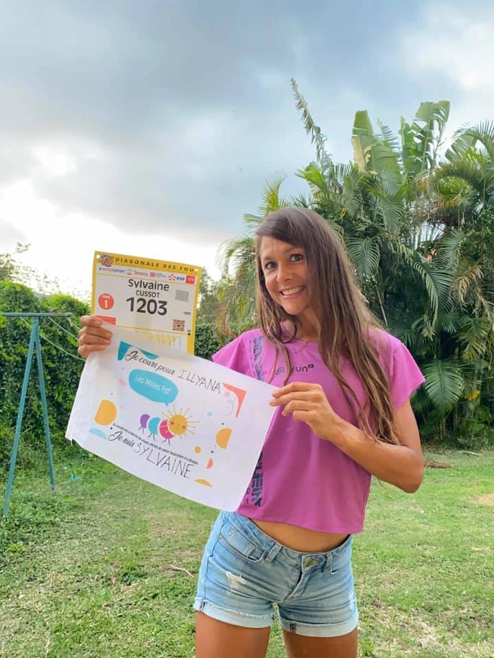Sylvaine Cussot avec son dossard de la Diagonale des Fous