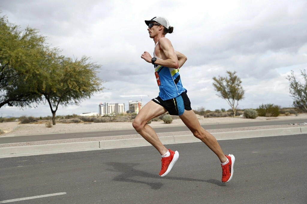 Jim Walmsley tentative de record sur 100km