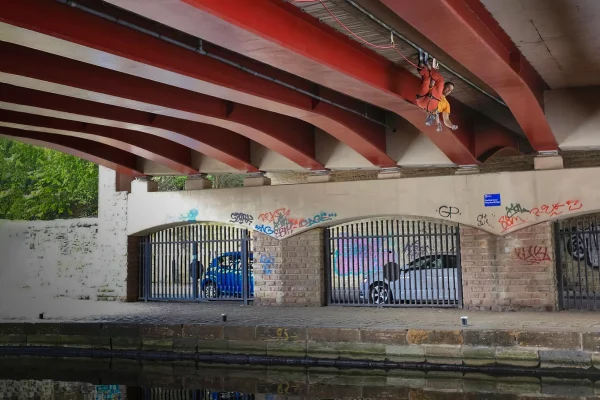 Escalade urbaine WideBoyz sous un pont Sheffield