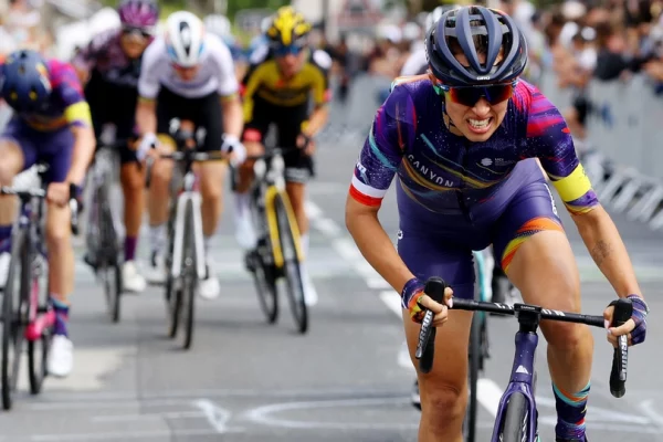 La Polonaise Katarzyna Niewiadoma et l'équipe Canyon SRAM Racing partent en échappée lors de la 8e étape du Tour De France féminin 2021, une course de 107,7 km entre Brest et Landerneau.