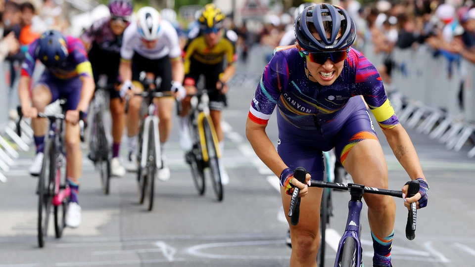 La Polonaise Katarzyna Niewiadoma et l'équipe Canyon SRAM Racing partent en échappée lors de la 8e étape du Tour De France féminin 2021, une course de 107,7 km entre Brest et Landerneau.