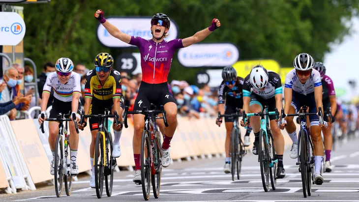 La Néerlandaise Demi Vollering célèbre sa victoire lors du Tour de France 2021