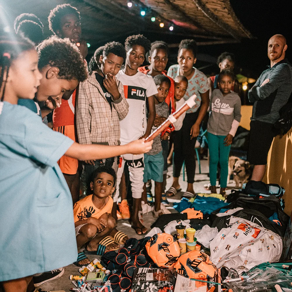 Les enfants du Cap Vert qui reçoivent du matériel grâce au projet de Thibaut Baronian