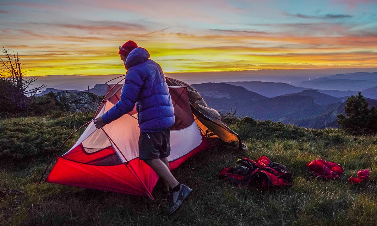 Bivouac tente montagnes coucher de soleil