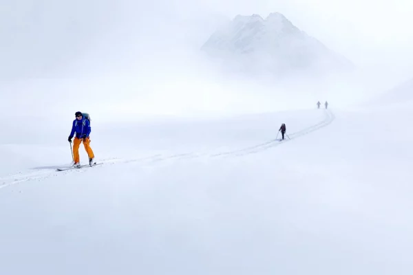 Affiche du fIlm La Haute Route, au fil des glaciers l’hiver de Christophe Raylat