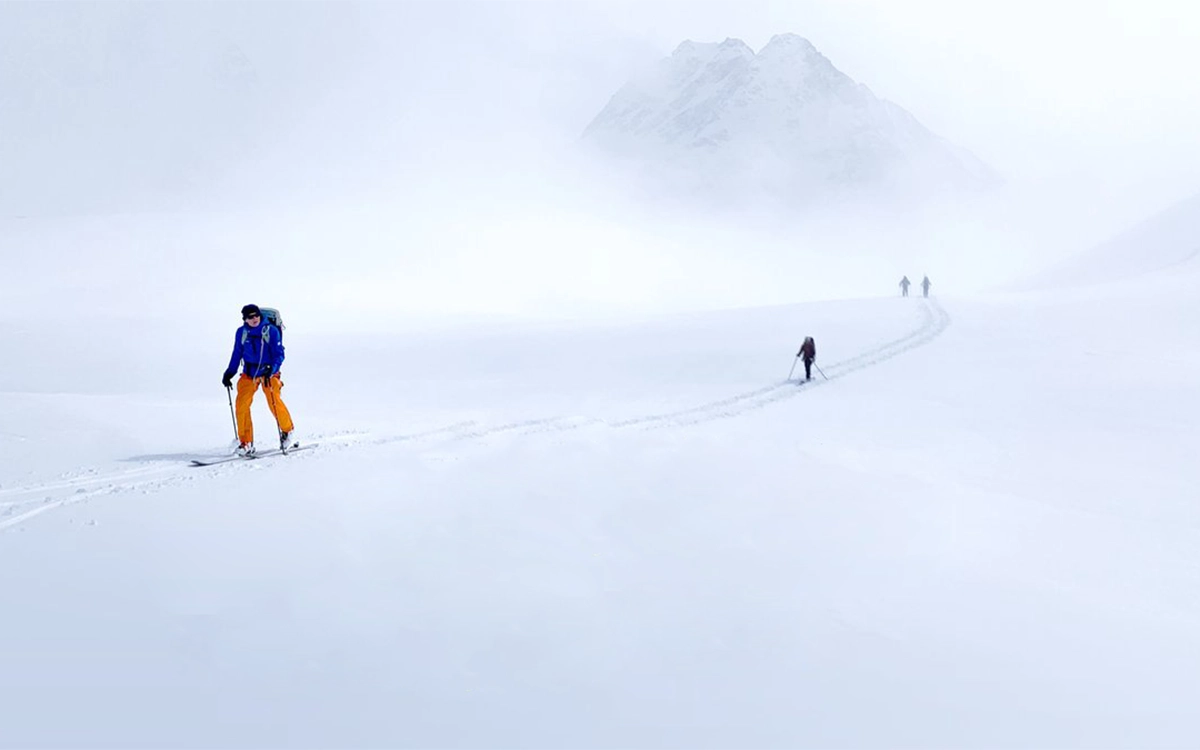 Affiche du fIlm La Haute Route, au fil des glaciers l’hiver de Christophe Raylat