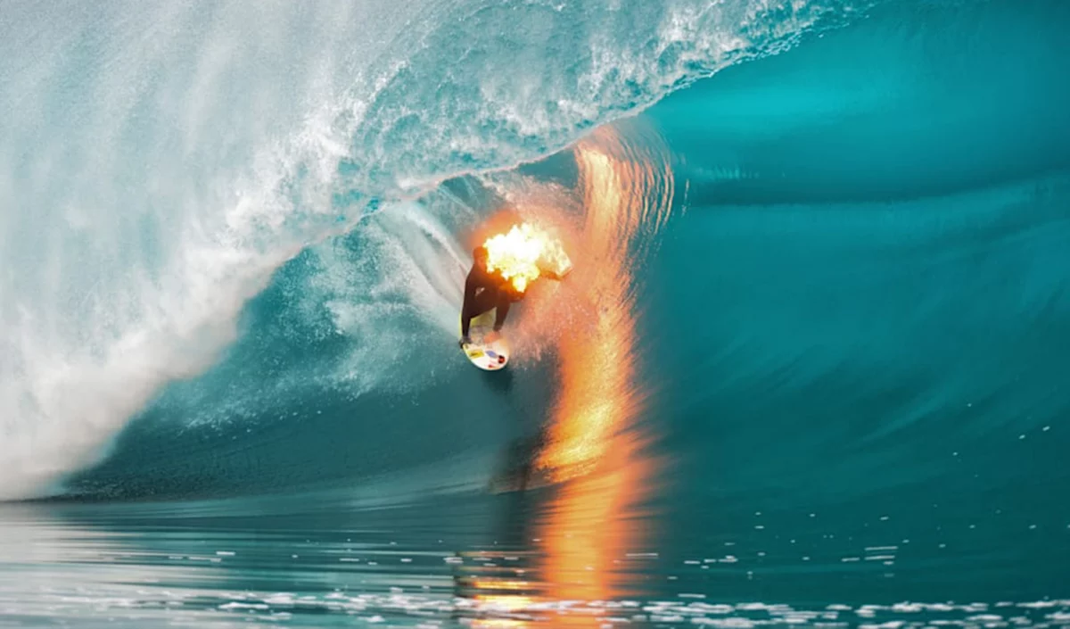 Jamie O'Brien qui surf en étant en feu