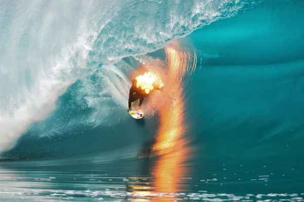 Jamie O'Brien qui surf en étant en feu