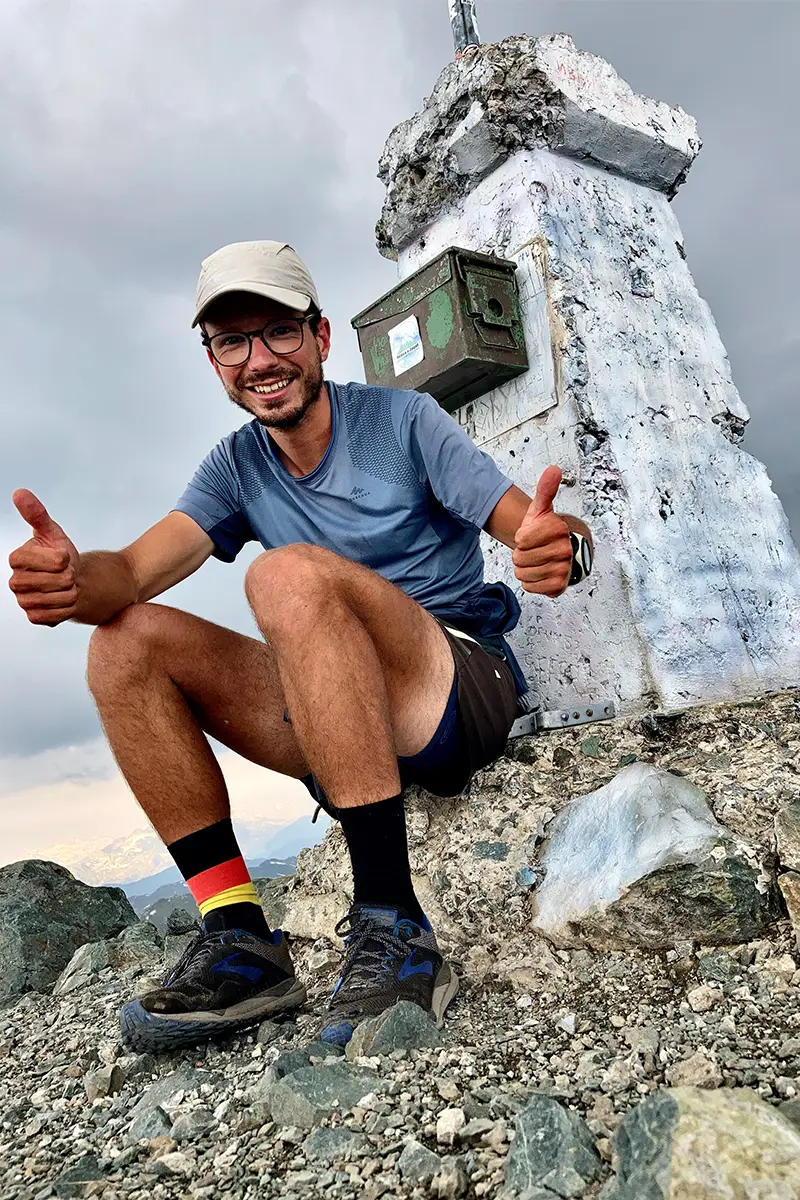 Jeremy Bige sommet trekking sourire