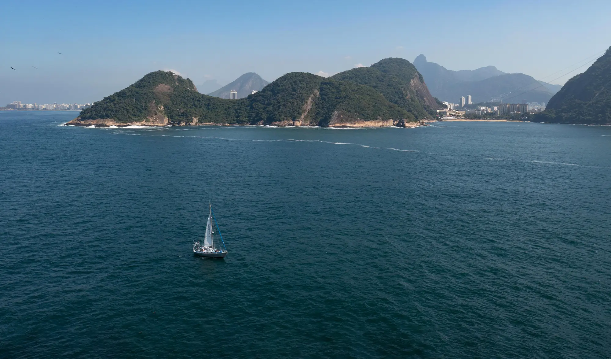 Bateau Maewan dans une baie de Rio de Janeiro
