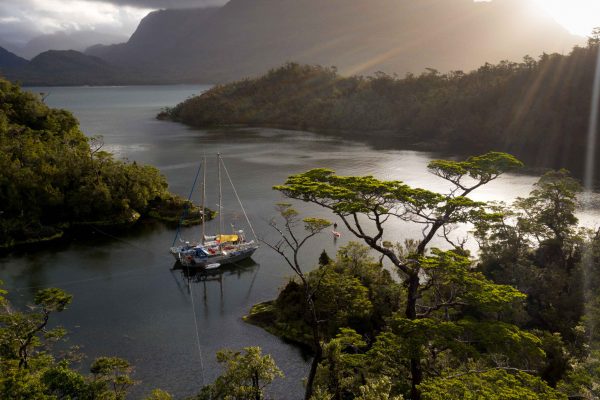 Bateau Maewan dans un fjord en Patagonie