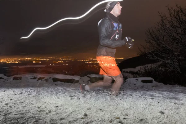 Coureur Sainté Lyon de nuit sous la neige