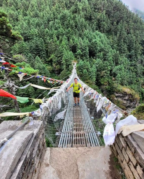 Thomas Arfi sur un pont suspendu au Népal