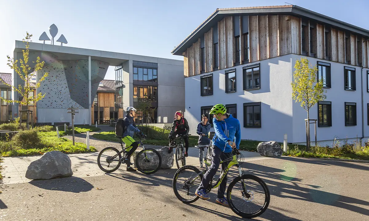 Employés en vélo devant les bureaux VAUDE