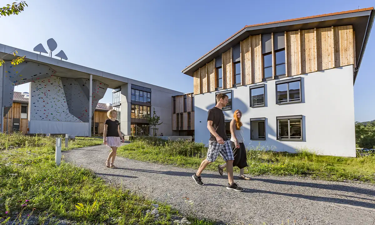 Employés marchant devant les bureaux VAUDE