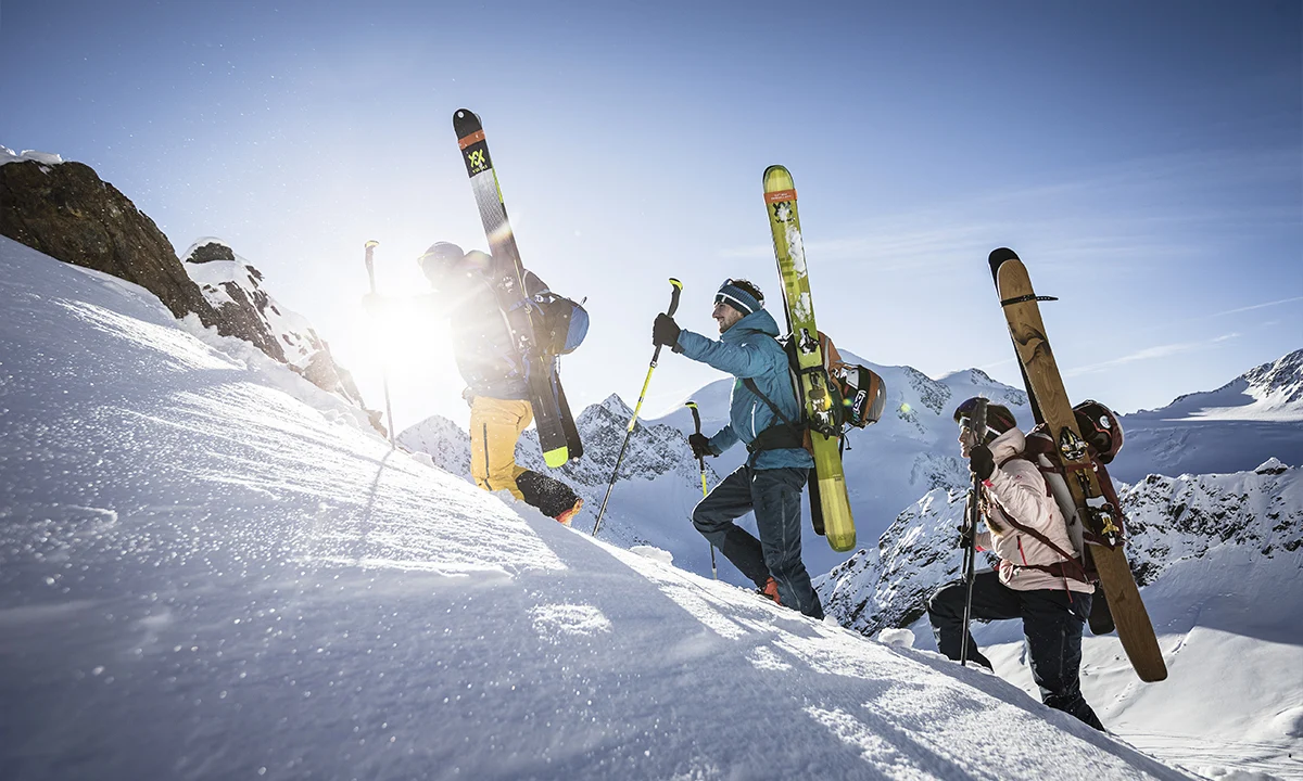 skieurs freeride remontant la pente à pied