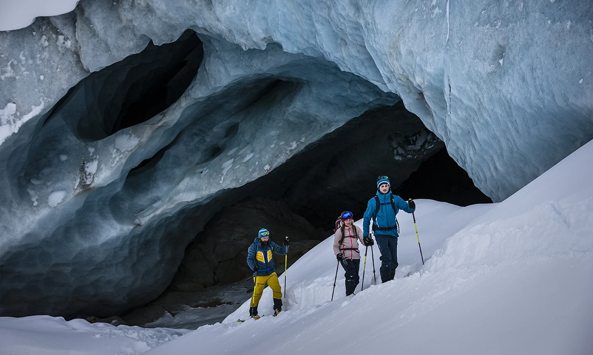 ski de rando devant un grotte de glace