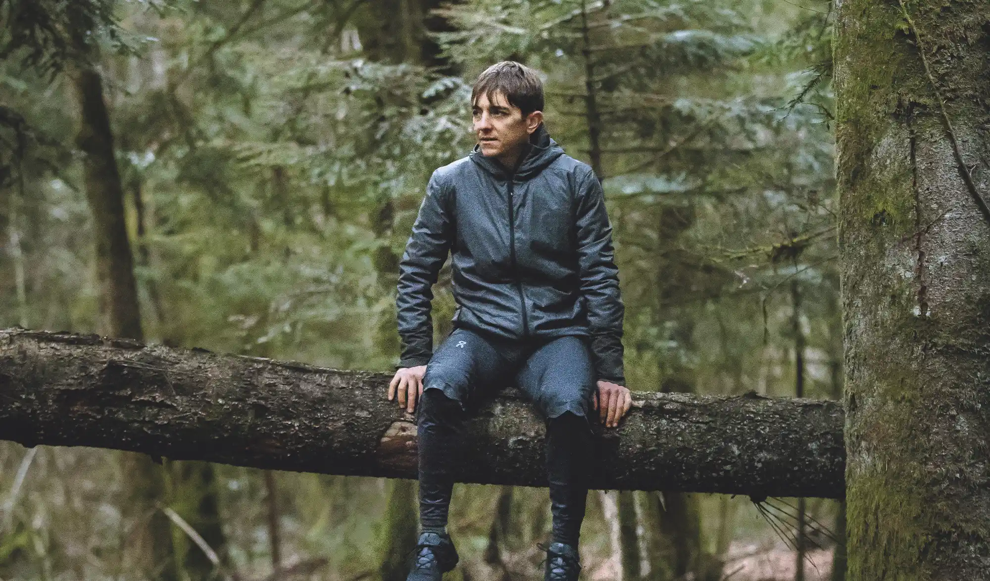 Xavier Thevenard assis sur un arbre couché