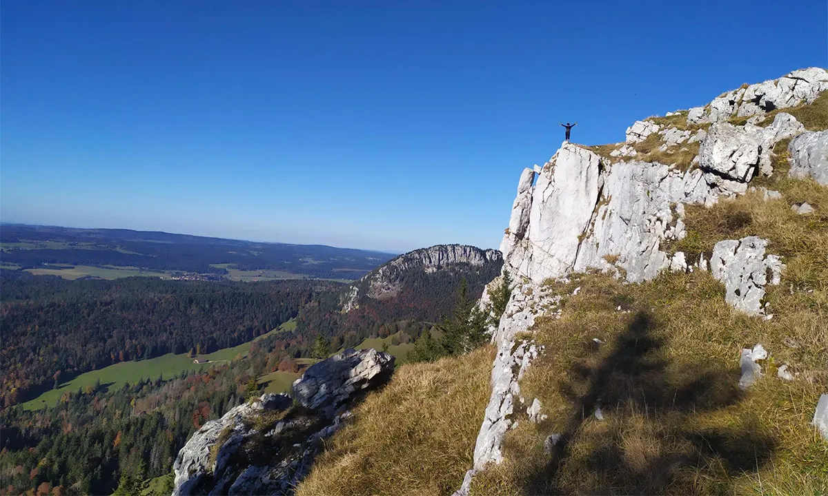 Xavier Thévenard en haut d'une falaise du Jura