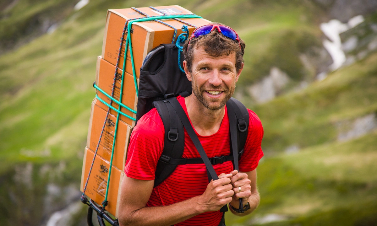 François D'Haene livre du vin en refuge dans la beaufortain