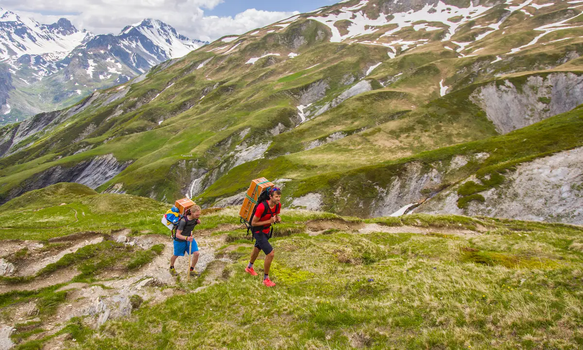 François D'Haene livre du vin en refuge dans la beaufortain