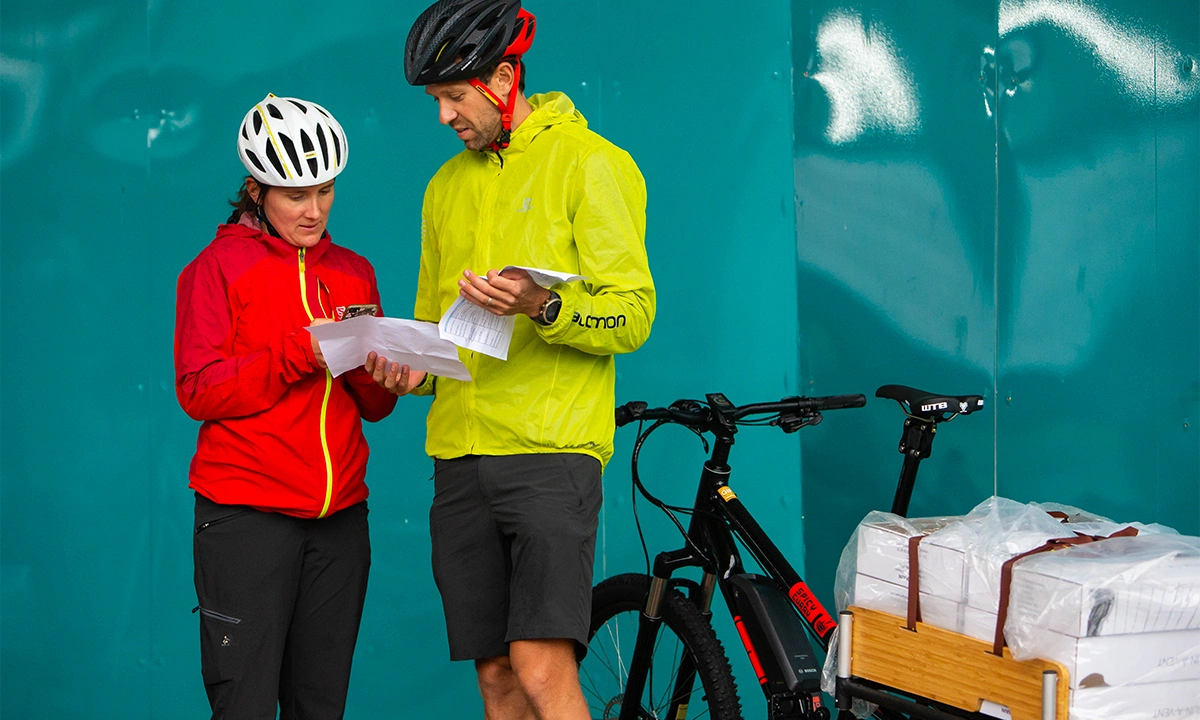 François D'Haene livre du vin en vélo