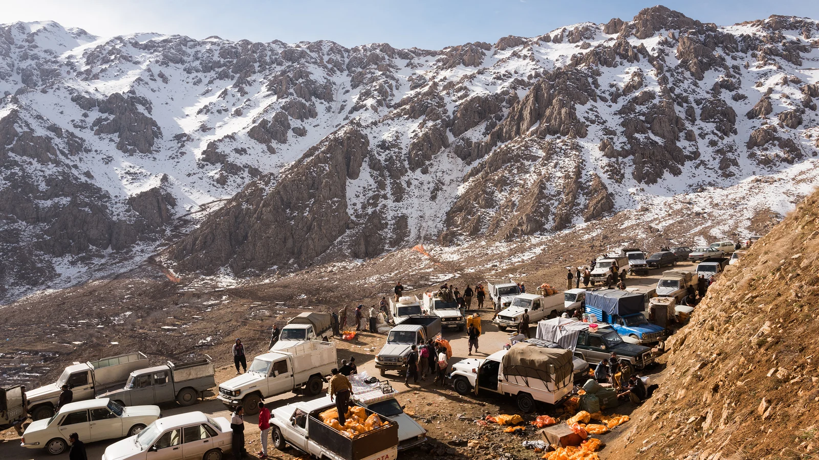 Point de rencontre à l'extérieur de Mariwan entre porteurs et véhicules de livraison
