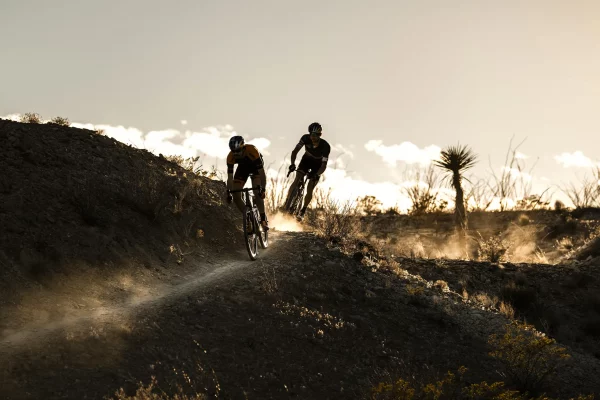 Gravel bike duo sur un sentier