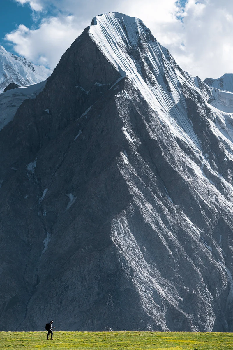 Jackson Groves au pied d'une montagne