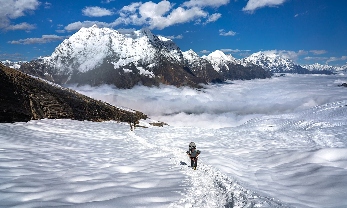 Alpiniste sur le mont Manasulu au Nepal