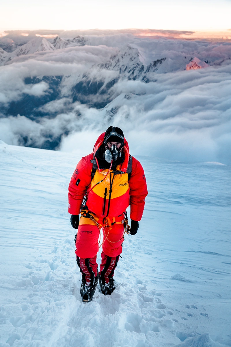 Alpiniste sur le mont Manasulu au Nepal