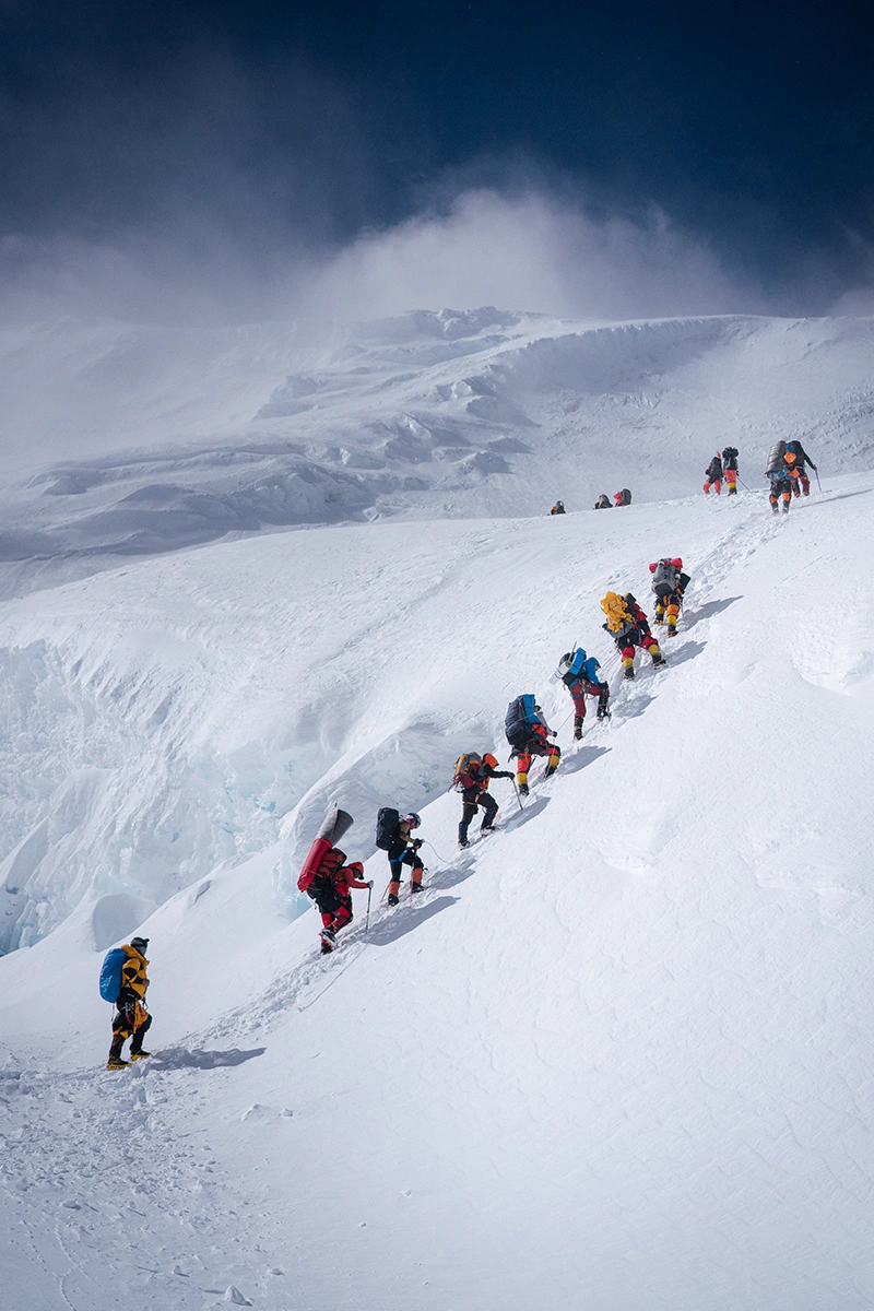 Alpinistes sur le mont Manasulu au Nepal